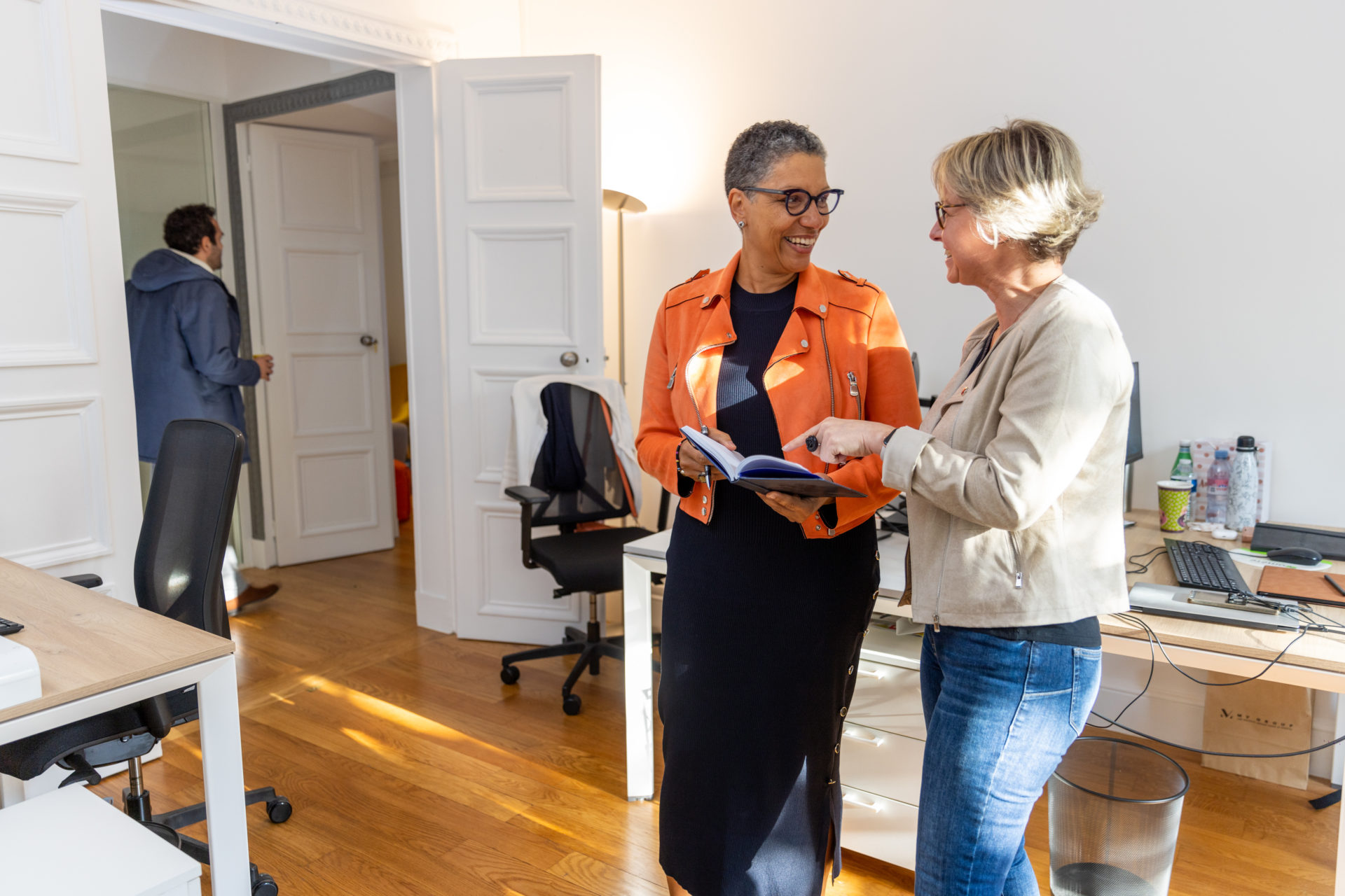 Deux collaboratrices échangent dans les bureaux de l'agence Winbound à Paris