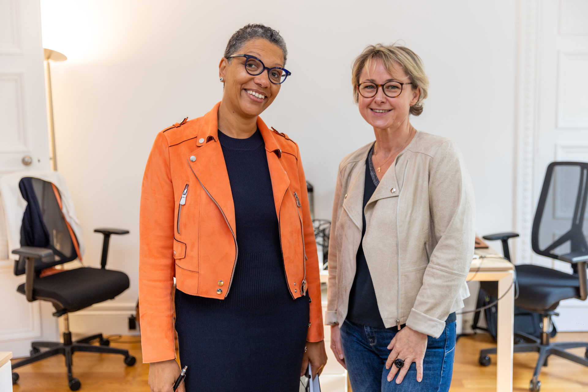 Deux collaboratrices dans les bureaux de l'agence Winbound à Paris