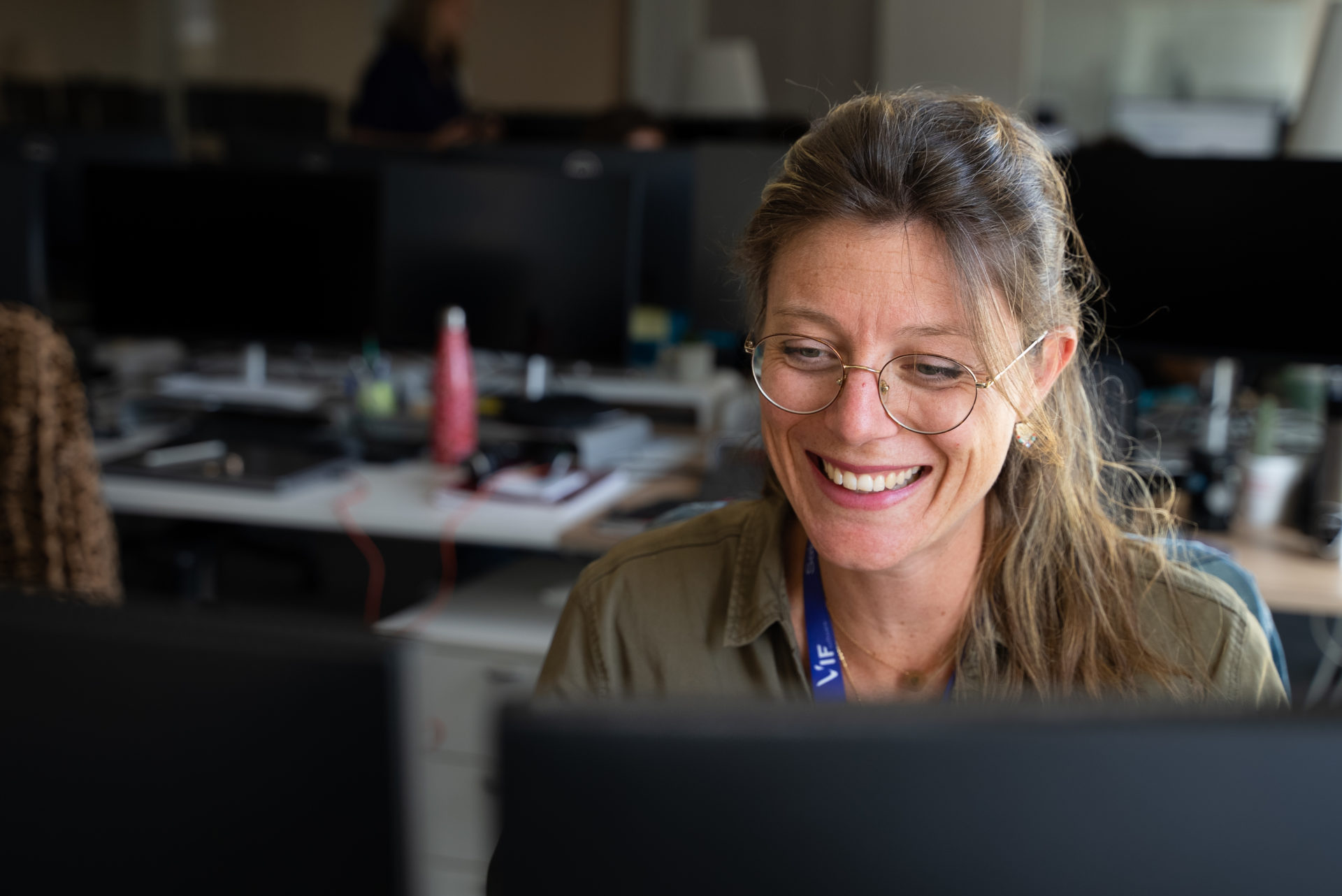 Portrait d'une collaboratrice assise dans les bureaux de l'agence Winbound