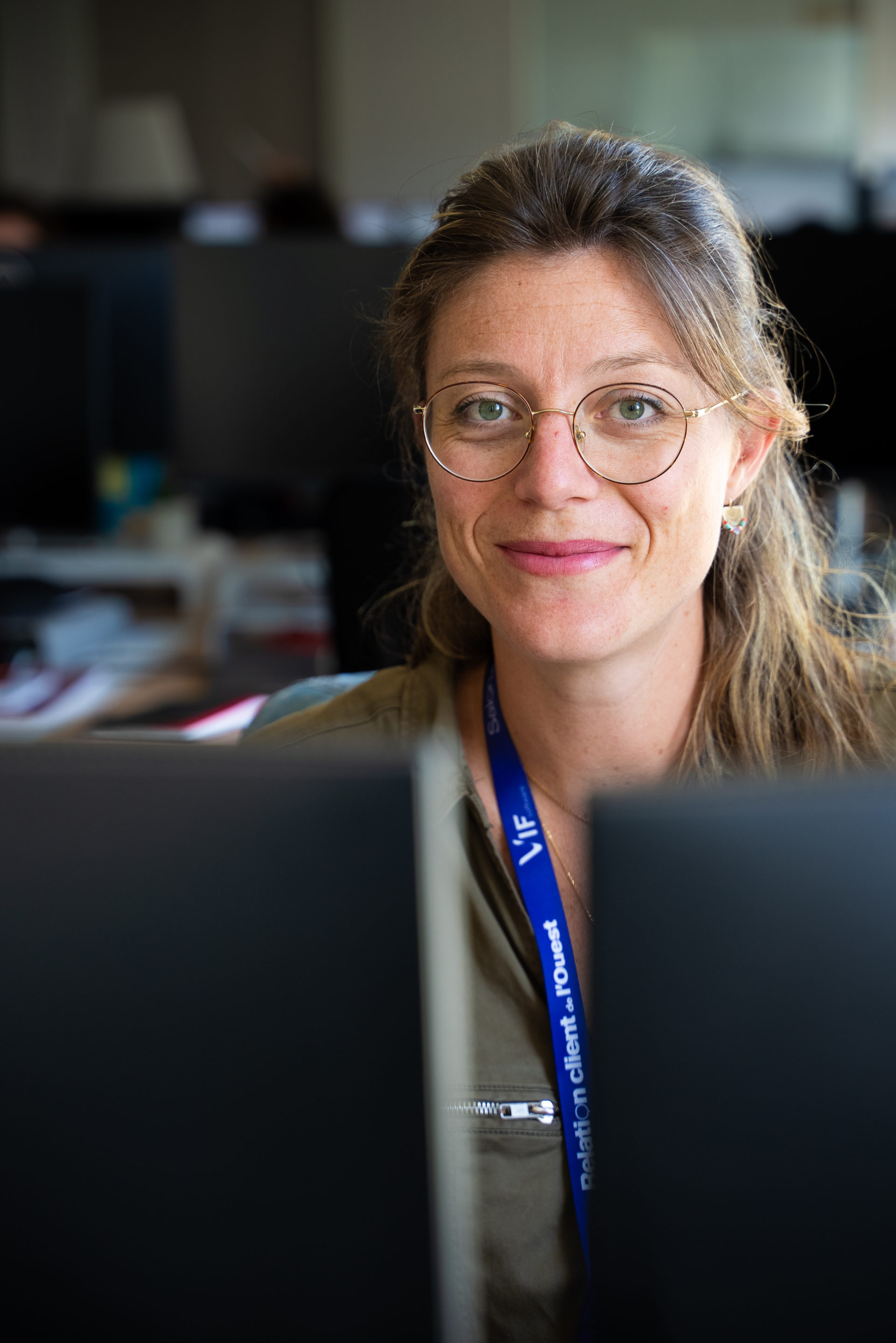 Portrait d'une collaboratrice assise dans les bureaux de l'agence Winbound