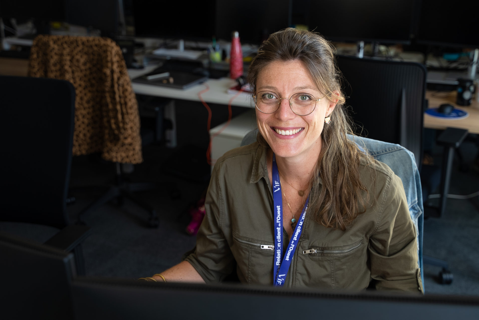 Portrait d'une collaboratrice assise dans les bureaux de l'agence Winbound