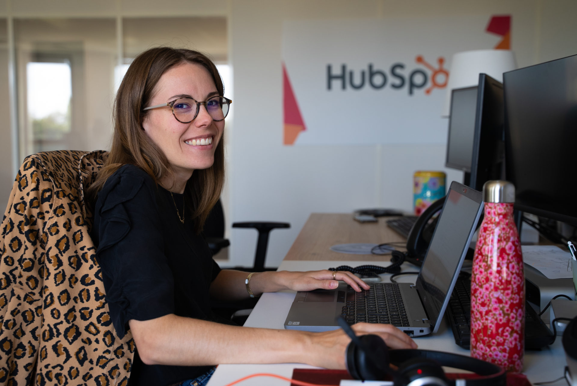 Portrait d'une collaboratrice assise dans les bureaux de l'agence Winbound