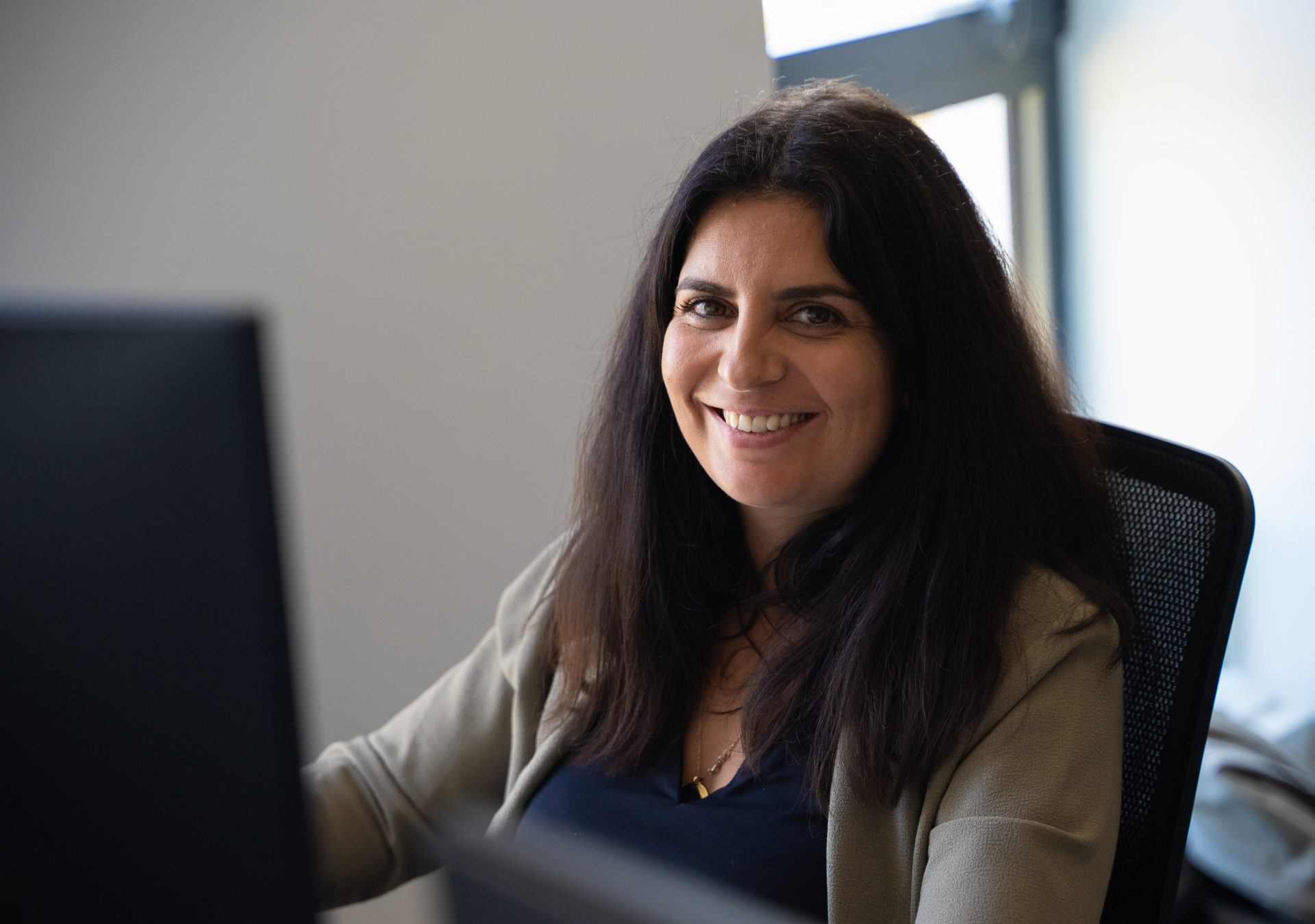 Portrait d'une collaboratrice assise dans les bureaux de l'agence Winbound