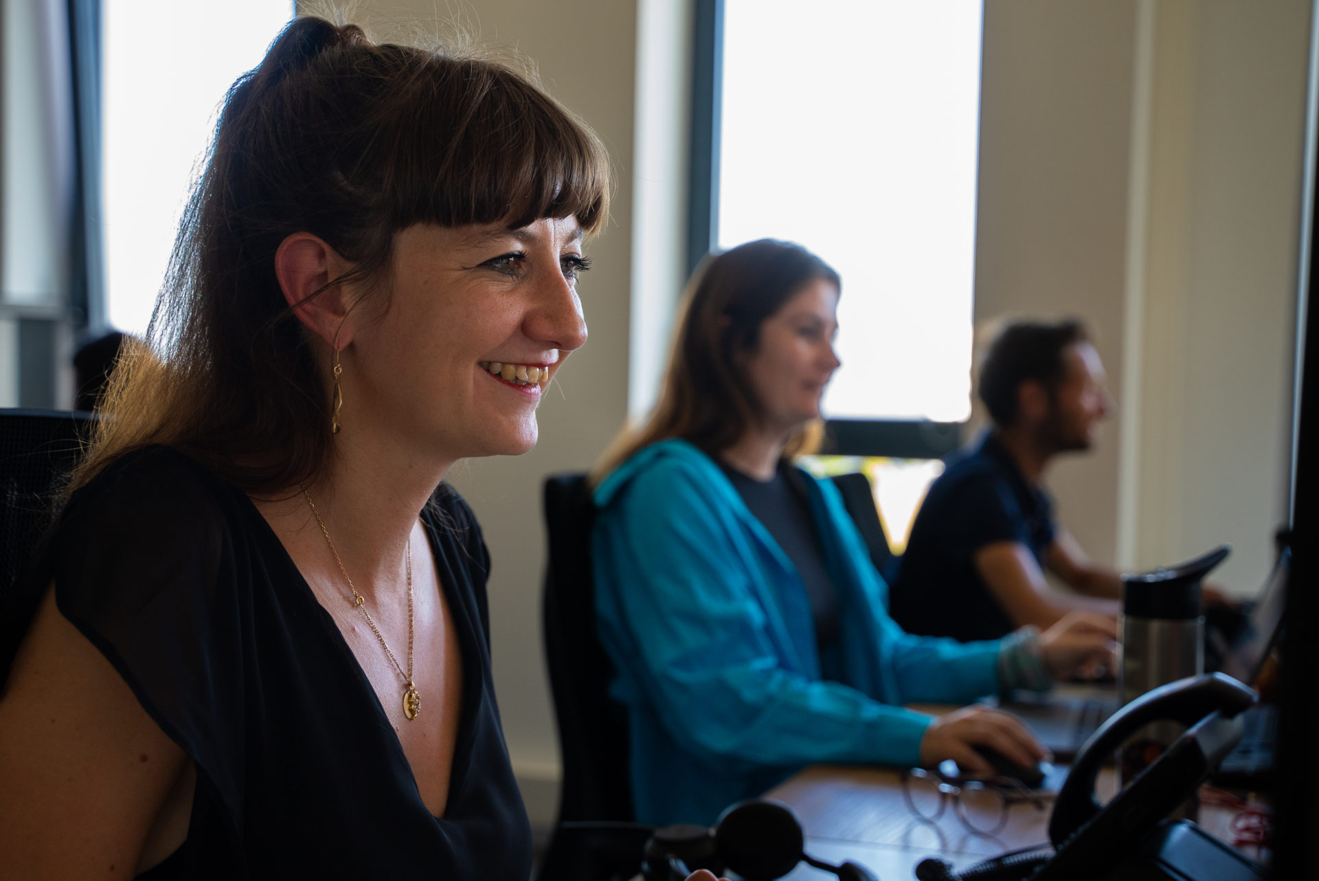 Portrait d'une collaboratrice assise dans les bureaux de l'agence Winbound