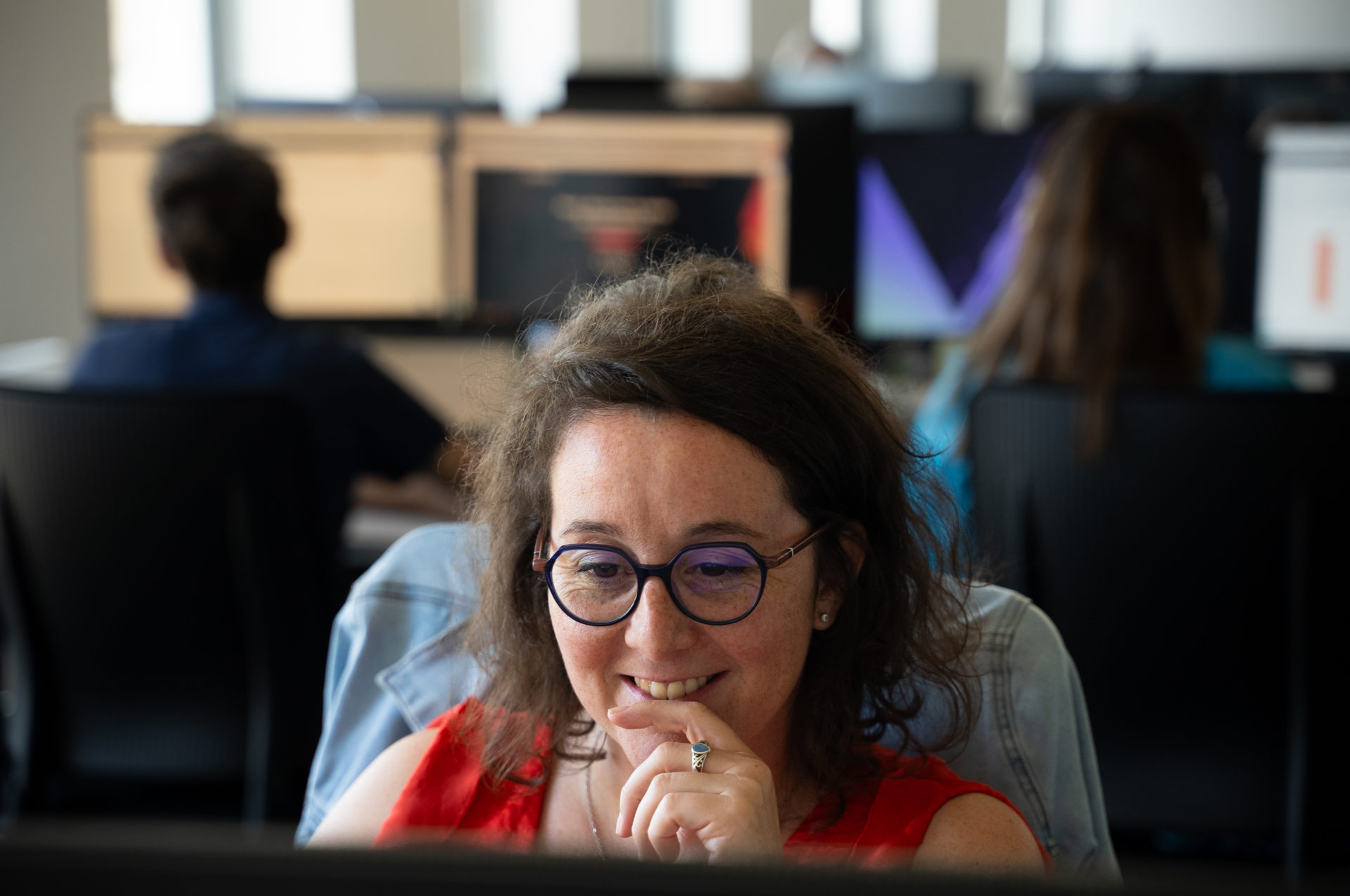 Portrait de la directrice des expertises à son bureau à l'agence Winbound de Rennes