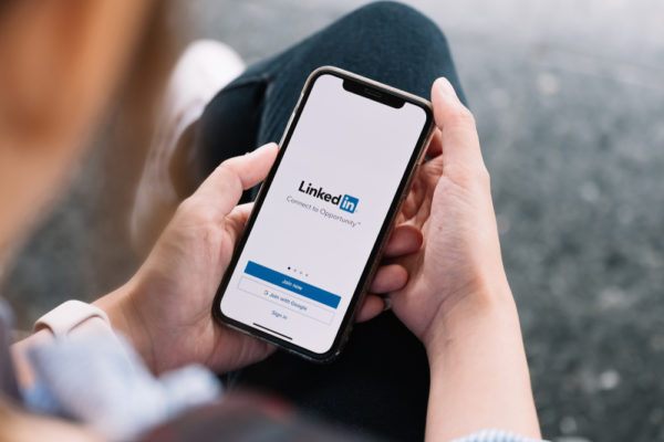 téléphone avec l'application Linkedin dans les mains d'une personne