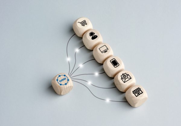 cubes en bois symboles de l'omnicanalité en marketing BtoB