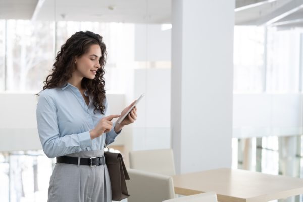 Businesswoman utilisant une tablette dans son bureau