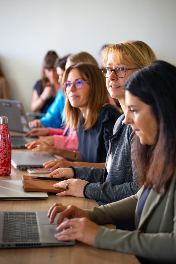 Profils de plusieurs collaborateurs pendant une réunion sur les leviers de l'inbound marketing