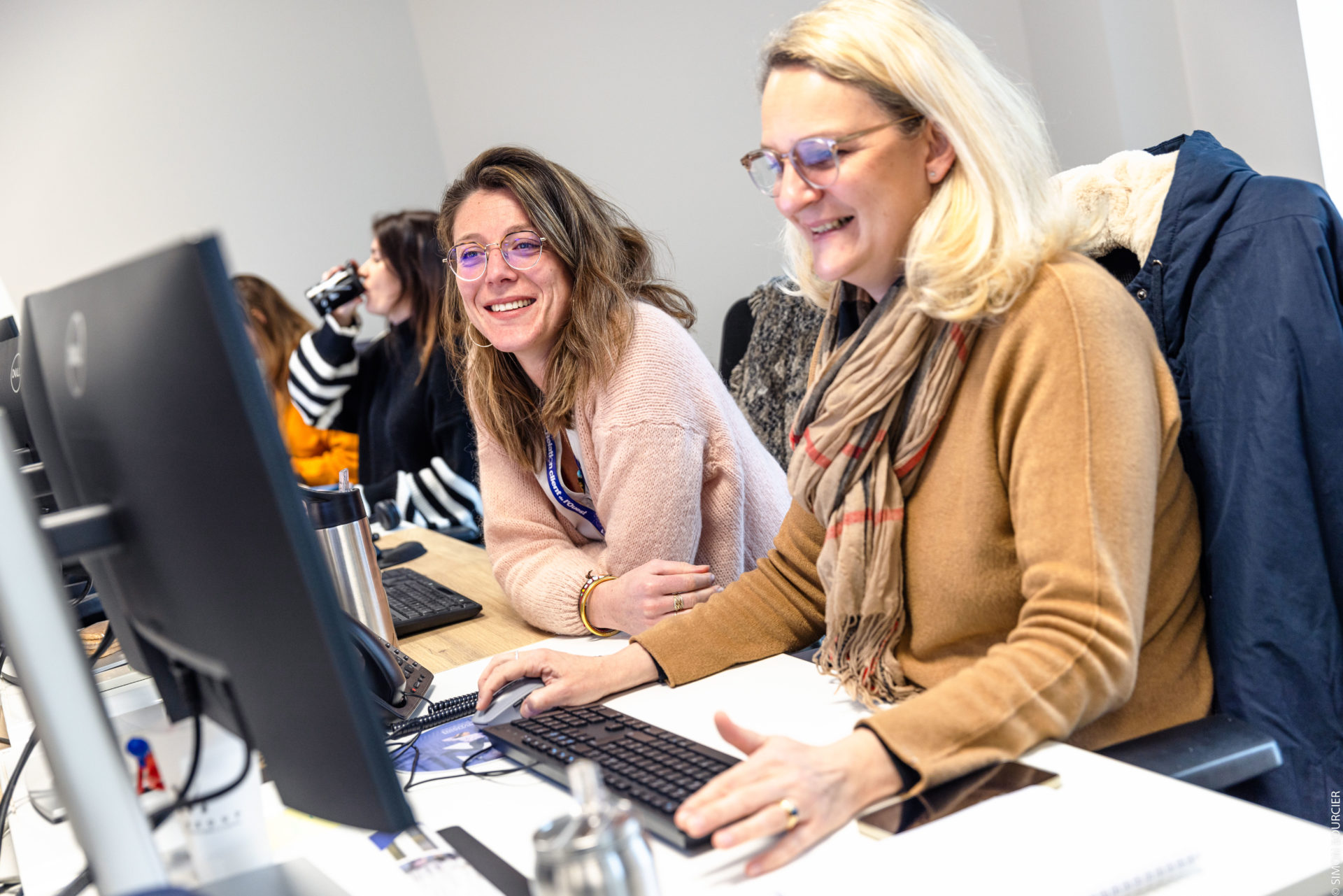 Deux collaboratrices de l'agence Winbound de Rennes devant leur ordinateur