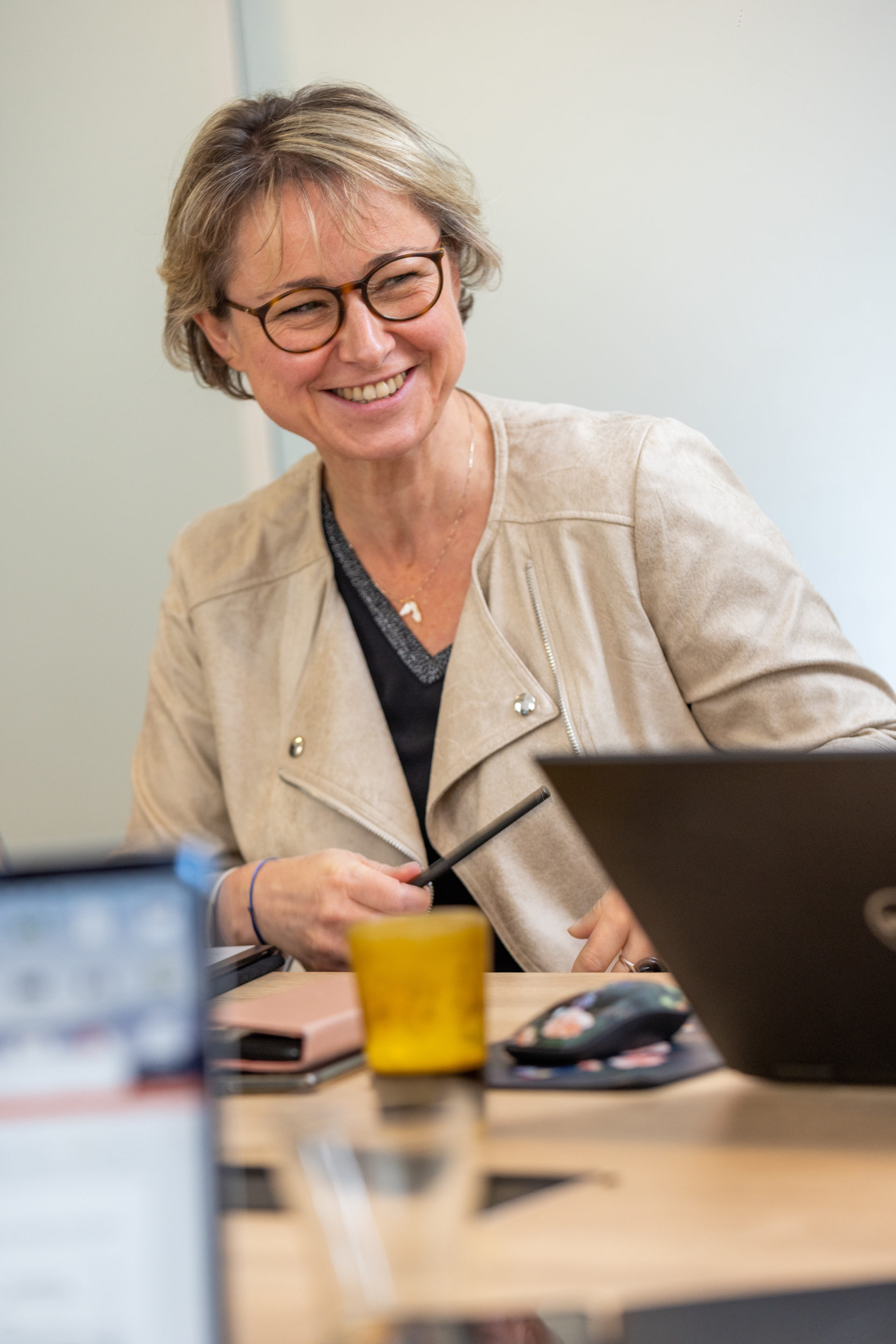 Portrait d'une collaboratrice Winbound souriante lors d'un réunion