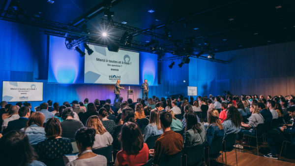 Vue du fond de la salle d'une conférence durant l'évènement Inbound Marketing France 2023
