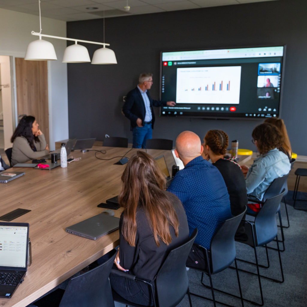 Le directeur de Winbound présente une stratégie inbound marketing à son équipe dans une salle de réunion